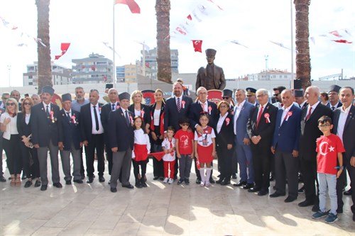 29 Ekim Cumhuriyet Bayramı, tüm yurtta olduğu gibi Çiğli’de de çeşitli tören ve etkinliklerle kutladı.
